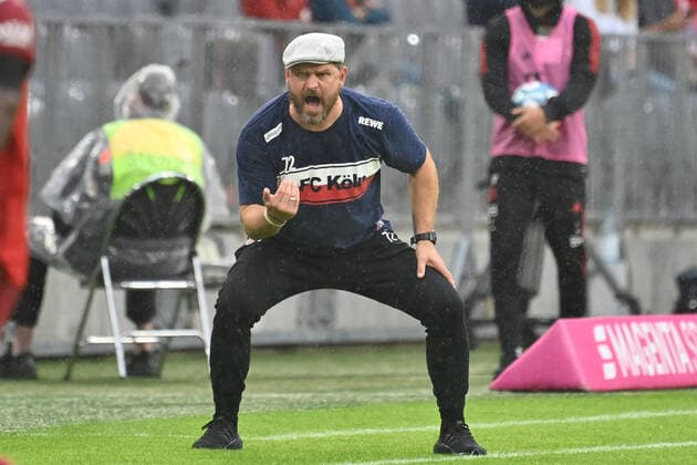 Steffen BAUMGART coach 1 FC Koeln , gestures,gives instructions, single image, crop,full body shot,whole figure Football 1 Bundesliga season 2021 2022, 2 matchday, Spieltag02 FC Bayern Muenchen 1 FC Koeln 3 2 on 22 08 2021,A L L I A N Z A R E N A Muenchen