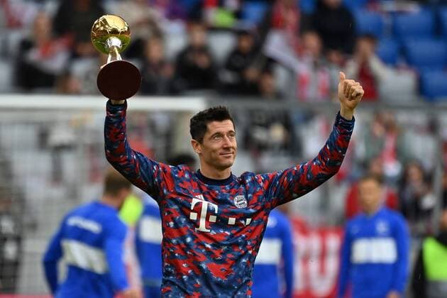 Robert LEWANDOWSKI Bayern Muenchen , honor with the trophaee, cup world footballer of the year, single picture,cut single motive,half figure,half figure football 1 Bundesliga season 2021 2022, 3 matchday, matchday03 FC Bayern Muenchen Hertha BSC Berlin on 28 08 2021, A L L I A N Z A R E N A Muenchen