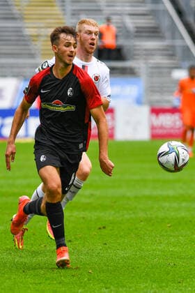 Max Rosenfelder SC Freiburg II, 16 , on the ball, game scene, 28 08 2021, Cologne Germany , Football, 3 Liga, FC Viktoria Köln SC Freiburg II, DFB DFL REGULATIONS PROHIBIT ANY USE OF PHOTOGRAPHS AS IMAGE SEQUENCES AND OR QUASI VIDEO xmhx