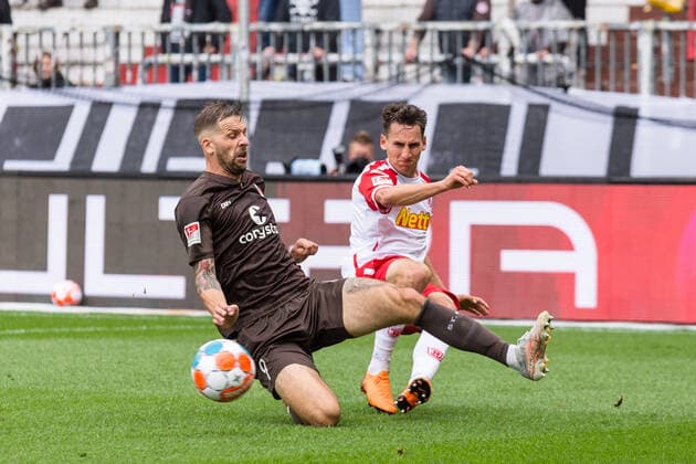 Football Men , 2021 2022 season, 2 Bundesliga, 5 matchday, FC St Pauli SSV Jahn Regensburg, Millerntorstadion, 29 08 2021 Guido Burgstaller 9, FC St Pauli , Konrad Faber 11, SSV Jahn R Hamburg Germany.