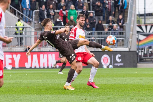Football Men , Season 2021 2022, 2 Bundesliga, 5 Matchday, FC St Pauli SSV Jahn Regensburg, Millerntorstadion, 29 08 2021 Finn Ole Becker 20, FC St Pauli grabs the ball Hamburg Germany