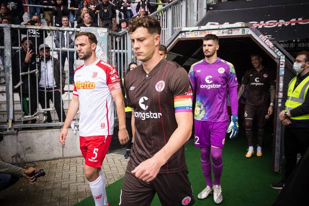 Football Men , 2021 2022 season, 2 Bundesliga, Matchday 5, FC St Pauli SSV Jahn Regensburg, Millerntorstadion, 29 08 2021 James Lawrence 3, FC St Pauli comes out of the players tunnel Hamburg Germany
