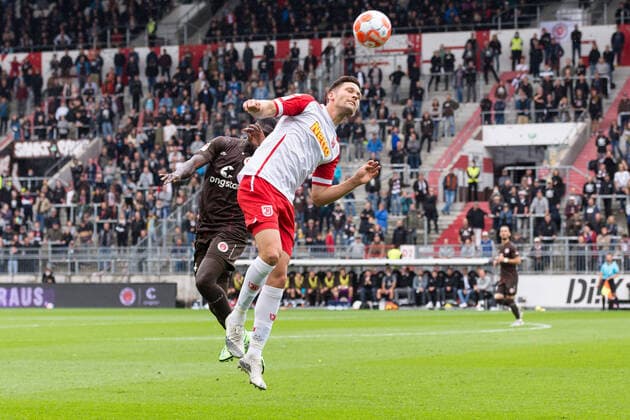 Football Men , 2021 2022 season, 2 Bundesliga, 5 match day, FC St Pauli SSV Jahn Regensburg, Millerntorstadion, 29 08 2021 Afeez Aremu 14, FC St Pauli and Andreas Albers 19, SSV Jahn R Hamburg Germany.