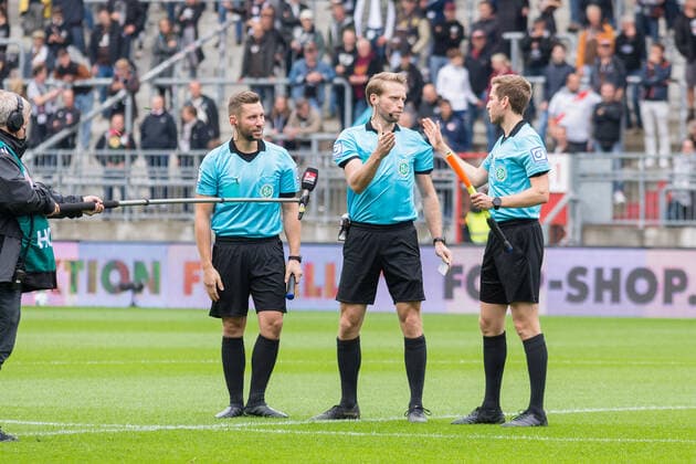 Football Men , Season 2021 2022, 2 Bundesliga, 5 Matchday, FC St Pauli SSV Jahn Regensburg, Millerntorstadion, 29 08 2021 Referee team before the match f l Julius Martenstein, Sven Waschitzki, Dr Justus Zorn Hamburg Germany
