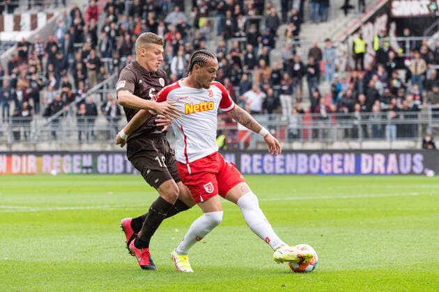 Football Men , 2021 2022 season, 2 Bundesliga, 5 match day, FC St Pauli SSV Jahn Regensburg, Millerntorstadion, 29 08 2021 Jakov Medic 18, FC St Pauli , Joel Zwarts SSV Jahn R Hamburg Germany