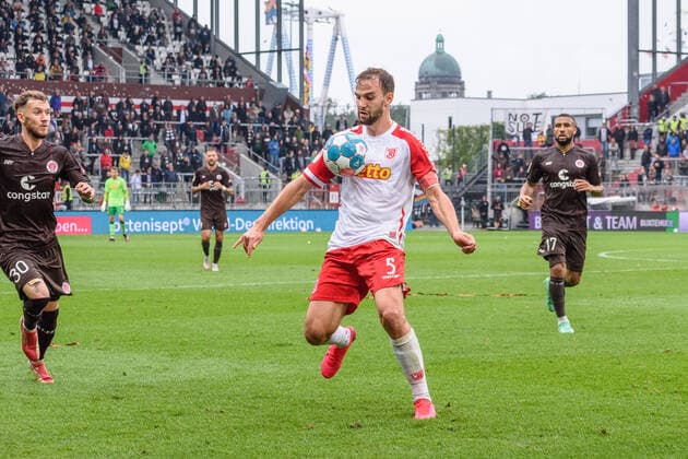 Football Men , 2021 2022 season, 2 Bundesliga, Matchday 5, FC St Pauli SSV Jahn Regensburg, Millerntorstadion, 29 08 2021 Benedikt Gimber 5, SSV Jahn R , Team Captain Hamburg Germany.