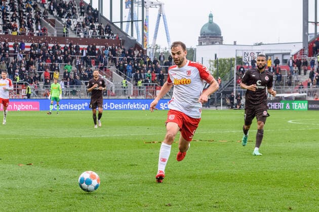 Football Men , 2021 2022 season, 2 Bundesliga, Matchday 5, FC St Pauli SSV Jahn Regensburg, Millerntorstadion, 29 08 2021 Benedikt Gimber 5, SSV Jahn R , Team Captain Hamburg Germany.