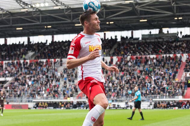 Football Men , 2021 2022 season, 2 Bundesliga, Matchday 5, FC St Pauli SSV Jahn Regensburg, Millerntorstadion, 29 08 2021 Andreas Albers 19, SSV Jahn R takes the throw-in with his head Hamburg Germany