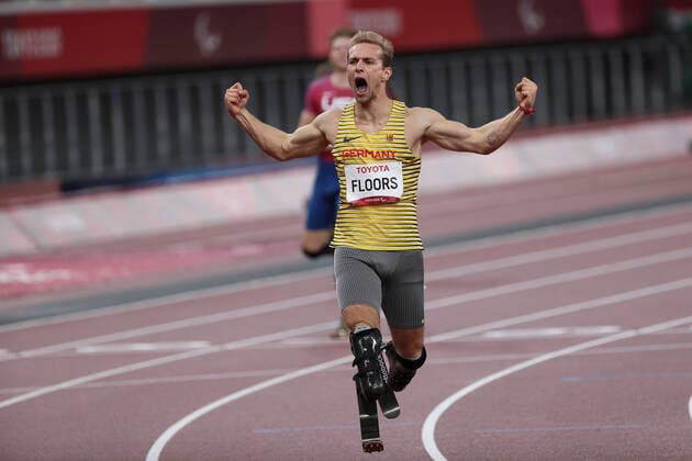 Tokyo 2020 Paralympic Games Athletics , 03 09 21 TOKYO, JAPAN 03 September GOLD Johannes Floors GER TSV Bayer 04 Leverkusen wins the 400m T62 on Day 10 of the Tokyo 2020 Paralympic Games Athletics at Olympic Stadium on 03 09 2021 in Tokyo Japan Copyright: xBEAUTIFULxSPORTS AxelxKohringx