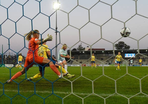 Football, Women, 2021 2022 season, 1 Bundesliga 2 matchday , 1 FFC Turbine Potsdam FC Carl Zeiss Jena, Maria Plattner 1 FFC Turbine Potsdam scores the goal to 2 0 against goalkeeper Inga Schuldt FC Carl Zeiss Jena and Anja Heuschkel FC Carl Zeiss Jena , 03 09 2021, Copyright: xSebastianxRäppold MatthiasxKochx