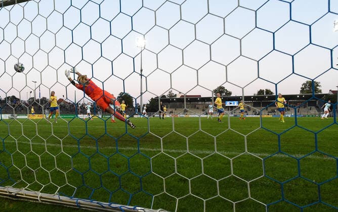 Football, Women, 2021 2022 season, 1 Bundesliga 2 matchday , 1 FFC Turbine Potsdam FC Carl Zeiss Jena, Sara Holmgaard right, 1 FFC Turbine Potsdam scores the goal to 1 0 against goalkeeper Inga Schuldt FC Carl Zeiss Jena , 03 09 2021, Copyright: xSebastianxRäppold MatthiasxKochx