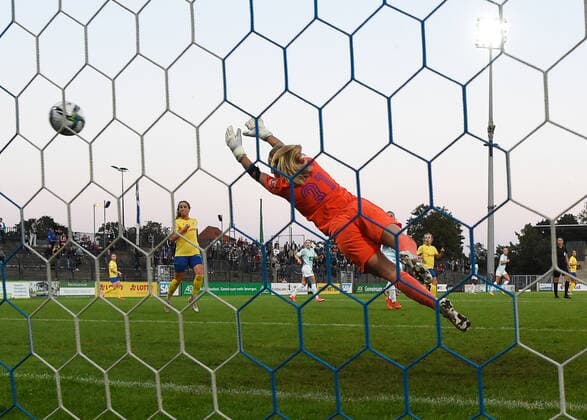 Football, Women, 2021 2022 season, 1 Bundesliga 2 matchday , 1 FFC Turbine Potsdam FC Carl Zeiss Jena, Sara Holmgaard not in picture, 1 FFC Turbine Potsdam scores the goal to 1 0 against goalkeeper Inga Schuldt FC Carl Zeiss Jena , 03 09 2021, Copyright: xSebastianxRäppold MatthiasxKochx
