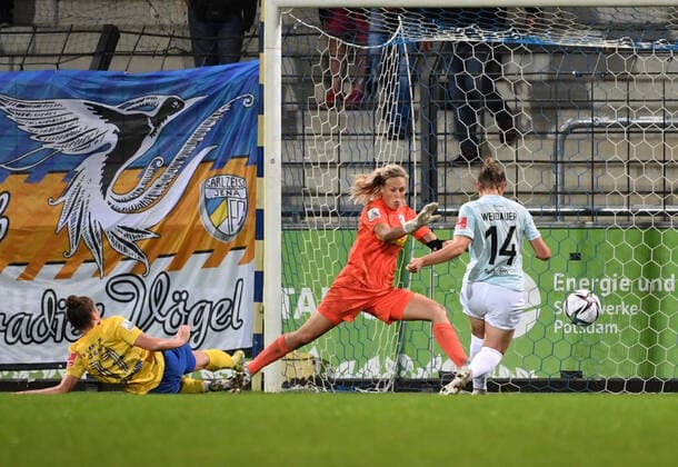Football, Women, Season 2021 2022, 1 Bundesliga 2 Matchday , 1 FFC Turbine Potsdam FC Carl Zeiss Jena, Sophie Weidauer 1 FFC Turbine Potsdam scores the goal to 5 0 against Nicole Woldmann FC Carl Zeiss Jena and goalkeeper Inga Schuldt FC Carl Zeiss Jena , 03 09 2021, Copyright: xSebastianxRäppold MatthiasxKochx