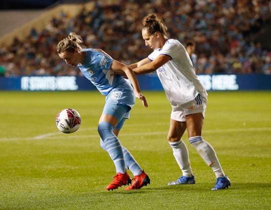 Manchester, England, 8th September 2021. Ellen White of Manchester City held up by Babett Peter of Real Madrid during the UEFA Women?s Champions League match at the Academy Stadium, Manchester. Picture credit should read: Darren Staples Sportimage EDITORIAL USE ONLY. No use with unauthorised audio, video, data, fixture lists, club league logos or live services. Online in-match use limited to 120 images, no video emulation. No use in betting, games or single club league player publications. SPI-1171-0019
