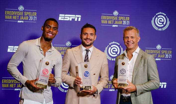 AMSTERDAM VLNR Ryan Gravenberg with his prize for best player U21 of the Year in the Eredivisie, Dusan Tadic with his prize for Eredivisie Player of the Year and Bjorn Kuipers with his prize for Referee of the Year after the live show of the ceremony of Eredivisie Player of the Year 2020 2021 ANP MARCO DE SWART xVIxANPxSportx xxANPxIVx 437115066