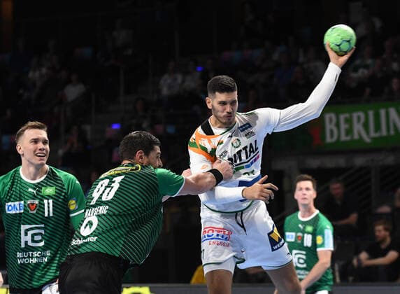 Handball, men, 2021 2022 season, 1 Bundesliga 1 matchday , Füchse Berlin HSG Wetzlar, v l Lasse Bredekjaer Andersson Füchse Berlin , Mijajlo Marsenic Füchse Berlin , Stefan Cavor HSG Wetzlar , 09 09 2021, Copyright: xSebastianxRäppold MatthiasxKochx