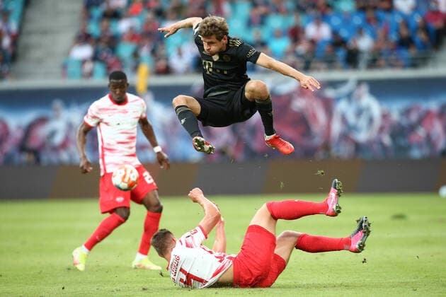 11 09 2021, xtgx, football 1 Bundesliga, RB Leipzig FC Bayern Muenchen emspor, v l Willi Orban RB Leipzig, 4 , Thomas Mueller Bayern Muenchen, 25 duel, duel, fight, tackle DFL DFB REGULATES PROHIBIT ANY USE OF PHOTOGRAPHS as IMAGE SEQUENCES and or QUASI VIDEO Leipzig