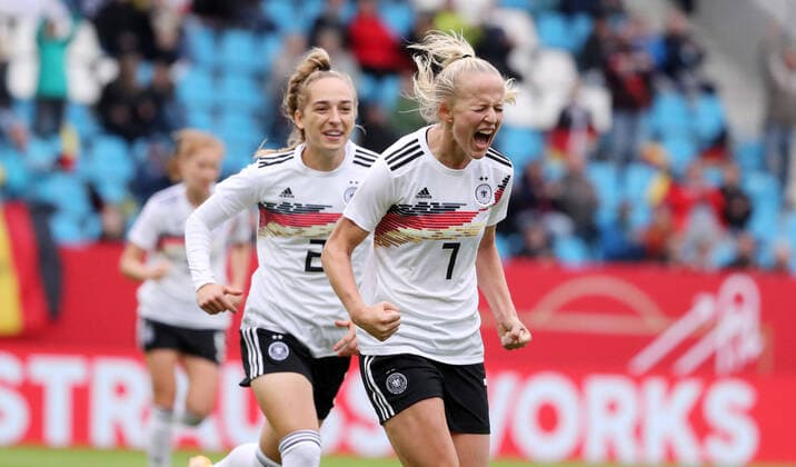 Germany Serbia 21 09 2021 Chemnitz, 21 09 2021, Stadion an der Gellertstrasse, Football, Womens International Match, World Cup Qualification, Group H, Germany vs Serbia , In the picture Goal for Germany Lea Schüller Schueller 7, GER scores the 3 1 and cheers with Sophia Kleinherne 2, GER , According to the regulations of the DFB Deutscher Fußball Bund it is forbidden to use or let use photo recordings made in the stadium and or of the match in the form of sequence pictures and or video-like photo series ,