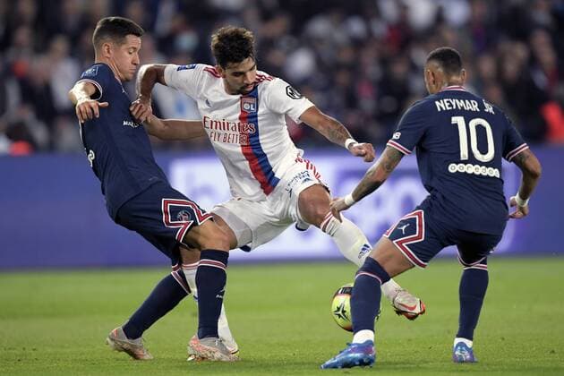 PARIS lr Ander Herrera of Paris Saint Germain, Bruno Guimaraes of Olympique Lyonnais, Neymar da Silva Santos Junior of Paris Saint Germain during the French Ligue 1 match between Paris Saint Germain and Olympique Lyon at the Parc des Princes in Paris , France on September 19, 2021 ANP HH French Ligue 1 2021 2022 xVIxANPxSportx xGerritxvanxKeulenxIVx 438002140
