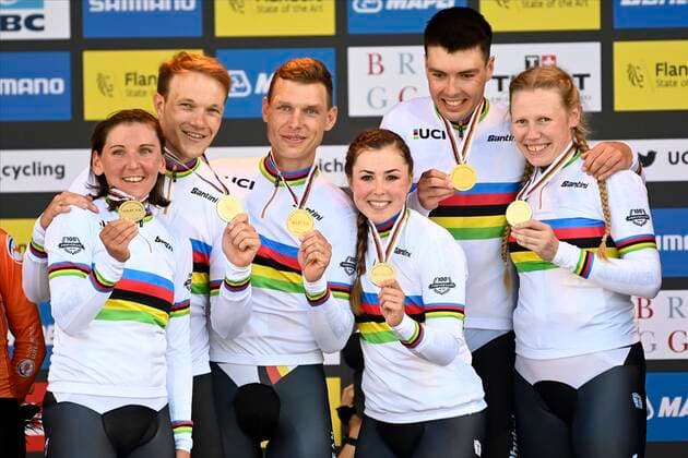 Bilder des Jahres 2021, Sport 09 September Sport Themen der Woche KW38 Sport Bilder des Tages BRUGGE, BELGIUM - SEPTEMBER 22 : Team Germany with MARTIN Tony (GER), ARNDT Nikias (GER), WALSCHEID Maximilian Richard (GER), BRENNAUER Lisa (GER), KLEIN Lisa (GER), KROEGER Mieke (GER) pictured during the podium ceremony after winning during the Mixed Relay Team Time Trial at the Flanders UCI 2021 Road World Championships cycling race with start in Knokke and finish in Brugge on September 22, 2021 in Brugge, Belgium, 22 09 2021 CYCLISME : Contre-la-montre par Equipe relais mixte lors des Championnats du Monde Route UCI 2021 - 22 09 2021 PHOTONEWS PANORAMIC