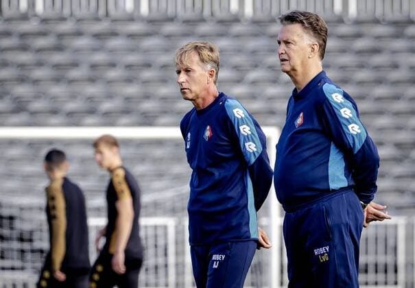 VELSEN Louis van Gaal with Andries Jonker l during a Telstar training session in the BUKO Stadium The national coach of the Dutch national team will sit on the bench for a good cause the Spieren voor Spieren foundation as a trainer during the Keuken Kampioen Division match against Jong AZ ANP ROBIN VAN LONKHUIJSEN Velsen xVIxHollandsexHoogtex xxANPxIVx 437993071