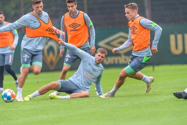 GER, 2 FBL, Werder Bremen Training 23 09 2021, Trainingsgelaende am wohninvest WESERSTADION Platz 4 5, Bremen, GER, 2 FBL, Werder Bremen Training Trikot Zerreissprobe Nicolai Rapp Werder Bremen 23 Niclas Füllkrug Fuellkrug Werder Bremen 11 Ilia Gruev Werder Bremen 28 Niklas Schmidt Werder Bremen 22 nordphotoxGmbHxx xKokenge nph00001