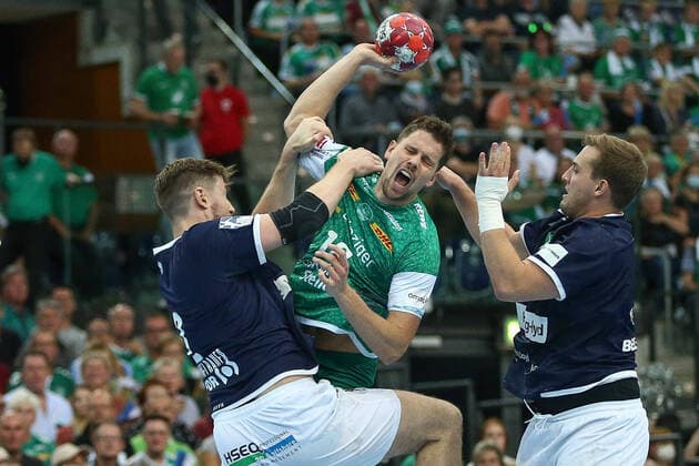 23 09 2021, xtgx, handball Liqui Moly HBL, SC DHfK Leipzig HSV Hamburg emspor, v l Tobias Schimmelbauer HSV, 2 , Lovro Jotic Leipzig, 18 duel, duel, fight, tackle Leipzig