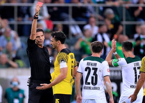 DAHOUD Mahmoud Team BVB not in picture red card by referee AYTEKIN Deniz with HUMMELS MATS 1 Bundesliga Season 2021 2022 Borussia Moenchengladbach BVB 1 0 on 25 09 2021 in Moenchengladbach DFL REGULATIONS PROHIBIT ANY USE OF PHOTOGRAPHS as IMAGE SEQUENCES and or QUASI VIDEO