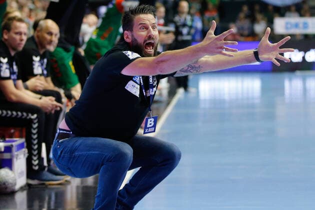 26 09 2021, xgox,handball Liqui Moly HBL, SC Magdeburg SC DHfK Leipzig emspor, v l Bennet Wiegert Magdeburg, coach complains, complains, scolds Magdeburg
