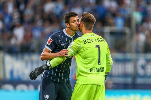 Goalkeeper Manuel Riemann VfL Bochum 1848, 01 and Anthony Losilla VfL Bochum 1848, 08 , GER, VfL Bochum 1848 VfB Stuttgart Fussball, 1 Bundesliga, 6 Spieltag, Spielzeit 2021 2022, 26 09 2021, DFB DFL regulations prohibit any use of photographs as image sequences and or quasi video , GER, VfL Bochum 1848 VfB Stuttgart Fussball, 1 Bundesliga, 6 Spieltag, Spielzeit 2021 2022, 26 09 2021 Bochum Copyright: xEibner-Pressefoto BoiaxGabrielx EP_GBA