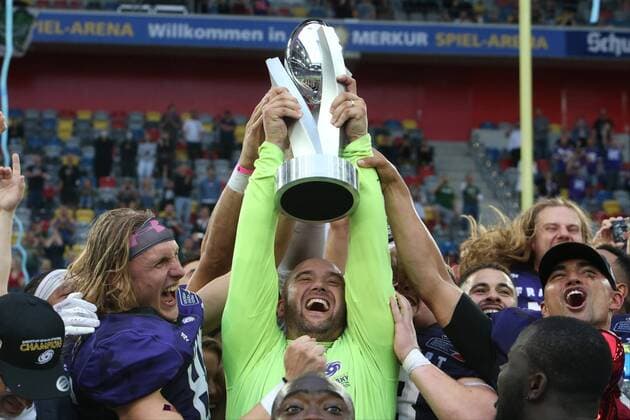 Cup presented to head coach Thomas Gösling Frankfurt Galaxy and quarterback Jakeb Sullivan Frankfurt Galaxy No 7 , winner in a heart-stopping final Frankfurt Galaxy , European League ELF final, Hamburg Sea Devils Frankfurt Galaxy, American Football, European League of Football , 2021 season, 26 09 2021,