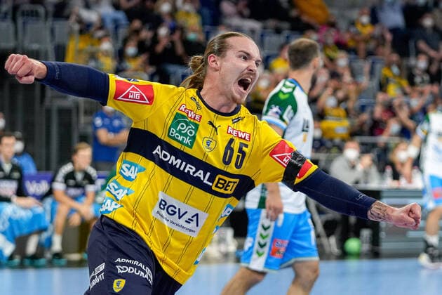 Goal scorer Lukas Nilsson RNL, 65 , cheers about a goal, celebration, goal, celebration, celebration about the goal, optimistic, game scene, highlight, single picture, action, action, 26 09 2021, Mannheim Germany , Handball, Bundesliga, Rhein Neckar Löwen FRISCH AUF Göppingen xozx