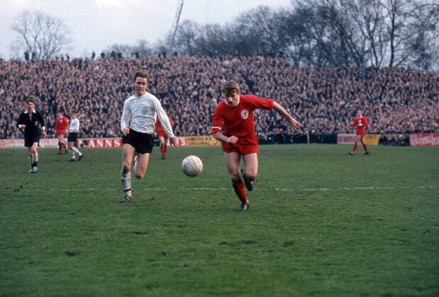 Fulham gegen Liverpool 25. Februar 1967, London Football League Division One Fulham gegen Liverpool John Dempsey von Fulham jagt den Ball mit Liverpools Stürmer Roger Hunt Foto Gerry Cranham Abseits London UK  Copyright: xGerryxCranhamx xOffsidexOffside