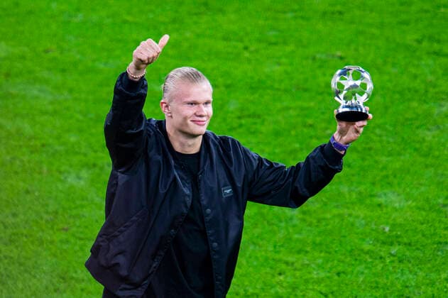 28 09 2021 Football, 2021 2022, UEFA UEFA Champions League, Matchday 2, Borussia Dortmund Sporting Lisbon Erling Haaland Dortmund received the UEFA Champions League award for thePlayer of the Season 2020 2021 Dortmund Nordrhein Westfalen Germany Signal Iduna Park
