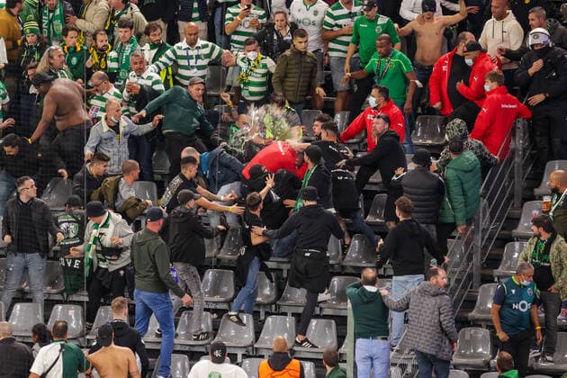 28 09 2021, Football, UCL, 2021 2022 season, UEFA Champions League, Matchday 2, Borussia Dortmund Sporting Lisbon Tumult in the visitors block, which stewards try to bring under control Some stewards are beaten by Sporting fans Photo Dennis Ewert RHR Foto Dortmund Signal Iduna Park NRW Germany xRHR FOTO DEx