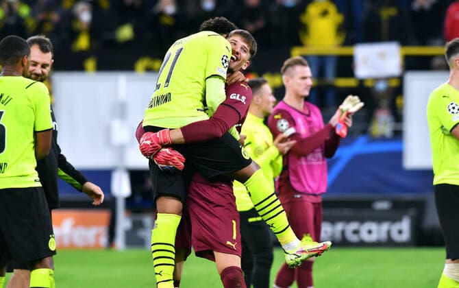 Football, UEFA Champions League, Men, Season 2021 2022, Group C, Matchday 2, Signal Iduna Park Dortmund, Bor Dortmund yellow Sporting Lisbon green 1 0 final cheer Gregor Kobel BVB , Donyell paint BVB cheer, joy, action UEFA regulations prohibit any use of photographs as image sequences and or quasi video EDITORIAL USE ONLY
