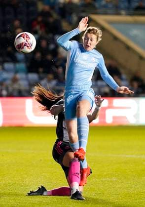Manchester, England, 29th September 2021. Ellen White of Manchester City tackled by Sam Tierney of Leicester City during the The Women s FA Cup match at the Academy Stadium, Manchester. Picture credit should read: Andrew Yates Sportimage EDITORIAL USE ONLY. No use with unauthorised audio, video, data, fixture lists, club league logos or live services. Online in-match use limited to 120 images, no video emulation. No use in betting, games or single club league player publications. SPI-1219-0025