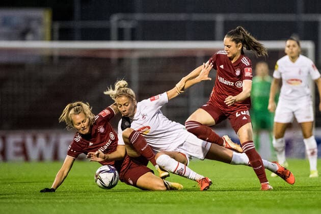 FLYERALARM Women Football Bundesliga 1 FC Koeln FC Bayern Muenchen 01 10 2021 Maximiliane Rall 8, FC Bayern Muenchen , Sharon Beck 10, 1 FC Koeln , Sarah Zadrazil 25, FC Bayern Muenchen FLYERALARM Women Football Bundesliga, 1 FC Koeln FC Bayern Muenchen, Koeln, Franz Kremer Stadion DFL REGULATIONS PROHIBIT ANY USE OF PHOTOGRAPHS AS IMAGE SEQUENCES AND OR QUASI VIDEO Copyright: xBEAUTIFULxSPORTS Wunderlx