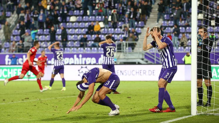 01 10 2021, xtgx, football 2 Bundesliga, FC Erzgebirge Aue Hamburger SV emspor, v l Dirk Carlson Aue, 3 disappointed, looks disappointed, dejected, disappointed DFL DFB REGULATES PROHIBIT ANY USE OF PHOTOGRAPHS as IMAGE SEQUENCES and or QUASI VIDEO Aue