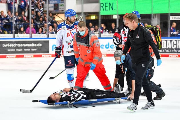 Injury Andreas Kowert 79, Referee , Iserlohn Roosters vs Adler Mannheim, Penny DEL, 02 10 2021, Iserlohn Roosters vs Adler Mannheim, Penny DEL, 02 10 2021, Photo Jonas Brockmann Eibner Pressefoto Iserlohn. Copyright: xJonasxBrockmann xEibner-Pressefox EP_JBN