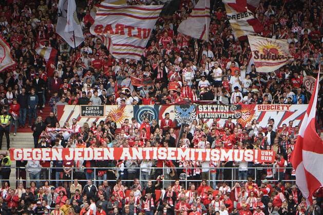 03 10 2021 Mainz, MEWA ARENA 1 Bundesliga Saison 2021 2022 1 FSV Mainz 05 Union Berlin Finally a full house again for the Mainz Ultras fans who oppose all anti-Semitism emspor, DFL regulations prohibit any use of photographs as image sequences and or quasi video