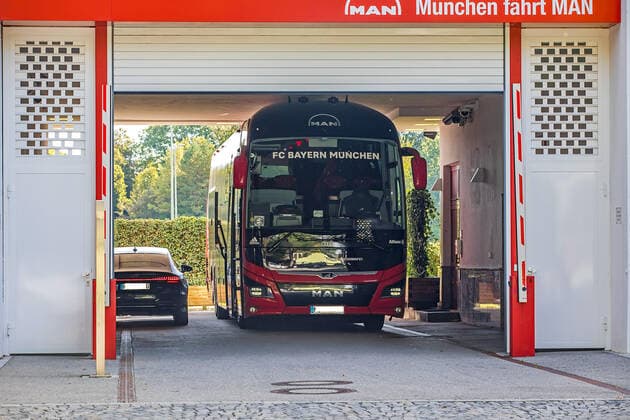 Munich, Germany 03 October 2021 garage entrance with team bus of FC Bayern Munich at Säbener Straße Bayern Copyright: xFotostandx xFritschx