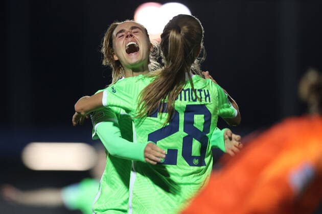 Chelsea gegen Wolfsburg Frauen 6. Oktober 2021, London Women™s Champion™s League Fußball Chelsea gegen Wolfsburg Frauen Tabea Wassmuth von Wolfsburg feiert ihr 3. Tor mit Jill Roord Foto Charlotte Wilson Abseits London UK  Copyright: xCharlottexWilsonx xOffsidexOffside