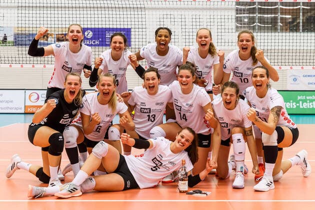 Winner photo Schwarz Weiss Erfurt jubilation, celebration, 10 9 2021, Erfurt Germany , Volleyball, 1 Bundesliga Women, Schwarz Weiss Erfurt 1 VC Wiesbaden xprx
