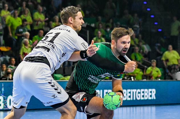10 10 2021, xlakx, Handball LIQUI MOLY 1 Bundesliga, Fuechse Berlin THW Kiel emspor, v l Hendrik Pekeler THW Kiel No 61 ,Fabian Wiede Fuechse Berlin No 3 Berlin