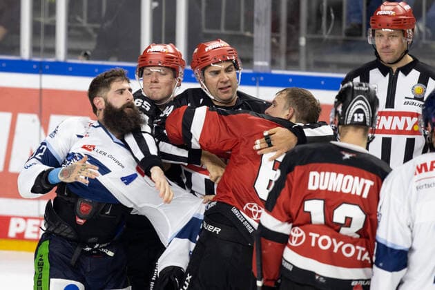 PENNY DEL Koelner Haie Straubing Tigers Koeln, 15 10 2021 Christoffer Hurtik Linesmen, 65 Patrick Sieloff Koelner Haie, 63 Cody Lampl Straubing Tigers, 32 PENNY DEL Koelner Haie Straubing Tigers on 15 10 2021 at Lanxess Arena in Koeln Germany Copyright: xBEAUTIFULxSPORTS AndreasxDickx