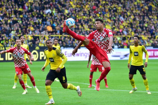 16 10 2021, xbrx, football 1 Bundesliga, Borussia Dortmund 1 FSV Mainz 05 emspor, v l dribbling, dribbles with the ball, carries the ball, Onisiwo, Karim 9 1 FSV Mainz 05 , Akanji, Manuel 16 Borussia Dortmund , acrobatic DFL DFB REGULATIONS PROHIBIT ANY USE OF PHOTOGRAPHS as IMAGE SEQUENCES and or QUASI VIDEO Dortmund