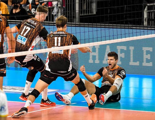 GER, VBL, VfB Friedrichshafen vs Berlin Recycling Volleys 16 10 2021, ratiopharm Arena, Neu Ulm, GER, VBL, VfB Friedrichshafen vs Berlin Recycling Volleys, pictured Marek Sotola Berlin, 17 , Cody Kessel Berlin, 11 and Ruben Schott Berlin, 3 cheer after winning a point. nordphotoxGmbHx xHafner nph00200