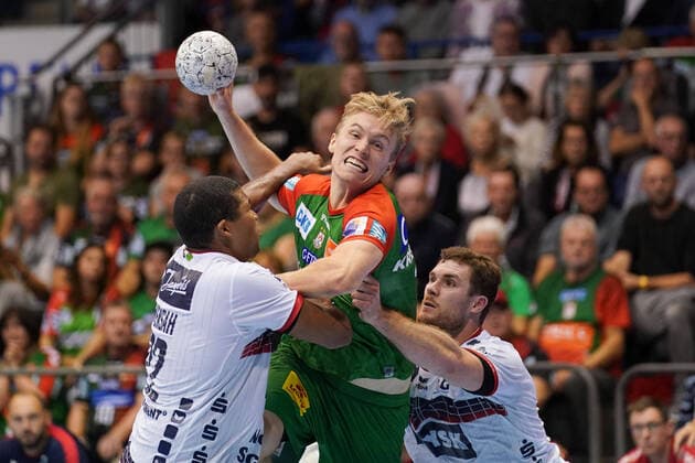 GER, Handball Maenner, 1 Bundesliga, 2021 2022, 7 Spieltag, SC Magdeburg SG Flensburg Handewitt, 17 10 2021, vl Mads Mensah Larsen Flensburg, 22 , Gisli Thorgeir Kristjansson SCM, 10 , Johannes Golla flensburg, 4 GER, Handball Maenner, 1 Bundesliga, 2021 2022, 7 Spieltag, SC Magdeburg SG Flensburg Handewitt, 17 10 2021, Copyright: xSchulz Eibner-Pressefotox ep_eer