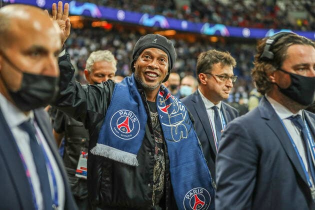 Lap of Honour Ronaldinho Gaucho, FRA, Paris Saint Germain PSG vs RB Leipzig, UEFA Champions League Group A, Group Stage, Matchday 3, Season 2021 2022, 19 10 2021, DFB DFL regulations prohibit any use of photographs as image sequences and or quasi video , FRA, Paris Saint Germain PSG vs RB Leipzig, UEFA Champions League Group A, Group Stage, Matchday 3, Season 2021 2022, 19 10 2021 Paris Copyright: xEibner-Pressefoto GabrielxBoiax EP_EER